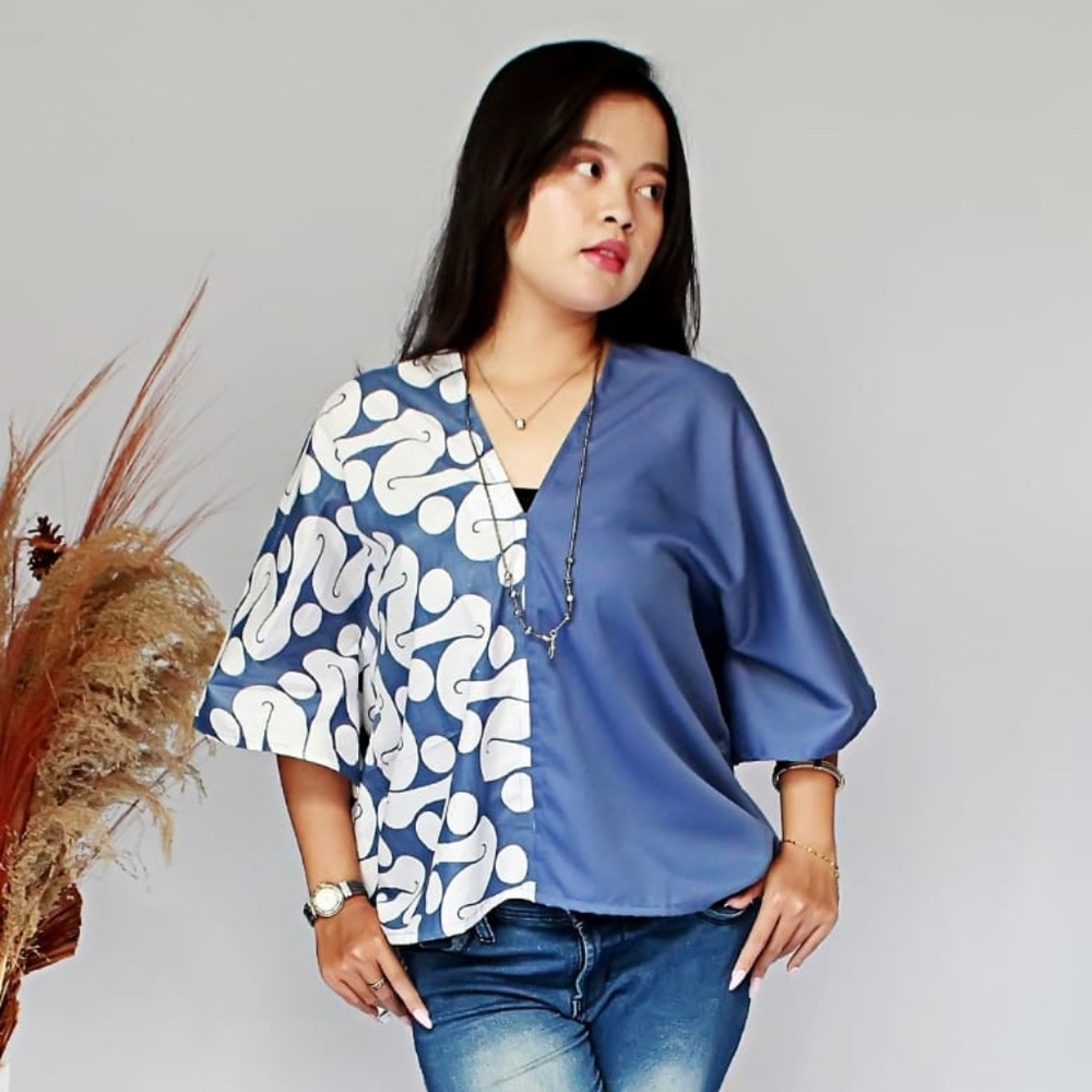 0117/ Petite Style Top . Blue White Batik Pattern Cropped Kaftan
